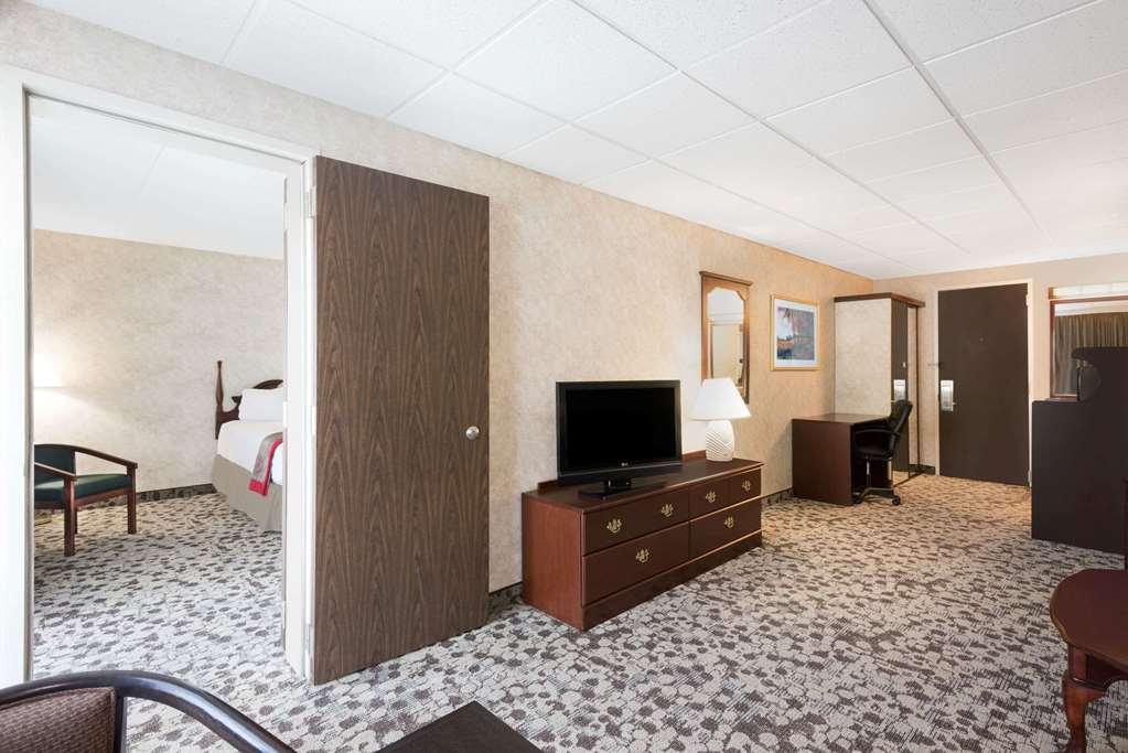 Ramada Plaza By Wyndham Portland Hotel Exterior foto